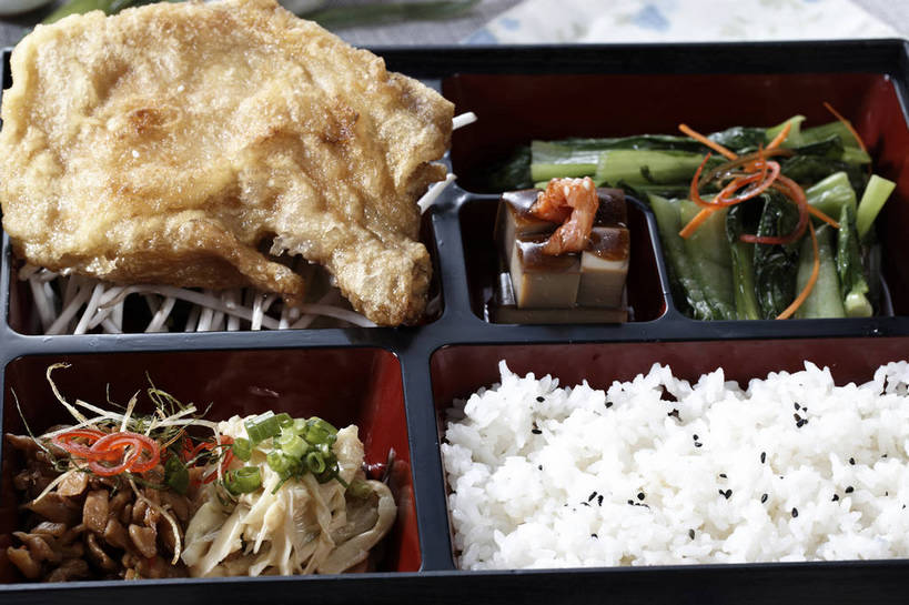 米饭,无人,横图,俯视,室内,特写,白天,烹饪,中餐,餐桌,筷子,桌子,黄瓜,餐具,一堆,一双,许多,堆叠,堆积,盛开,布料,饭盒,鸡肉,肉,油炸,芝麻,料理,食品,筷架,饭,很多,花蕾,布纹,筷枕,文化,传统,鸡腿,冷盘,凉拌黄瓜,菜肴,美食,肉类,炸鸡腿,桌布,花,花瓣,花朵,鲜花,食物,粉色,黑色,餐巾,台布,花苞,花蕊,中式,冷菜,凉菜,佳肴,便当盒,餐台,中华料理,堆,礼节,筷子架,黑芝麻,五谷,鸡腿肉,礼仪,肉食,脂麻,胡麻,白麻,巨胜子,油麻,进餐用具,青瓜,胡瓜,餐桌布,彩图,高角度拍摄,shjb1