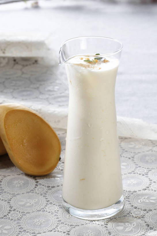 无人,竖图,俯视,室内,特写,白天,餐桌,桌子,芒果,杯子,水果,新鲜,布料,生食,食品,甜点,甜品,果实,一杯,布纹,玻璃制品,桌布,食物,饮料,两个,一个,餐巾,水杯,台布,甜食,冰淇淋,有机食品,绿色食品,单个,餐台,鲜奶,奶昔,玻璃杯,望果,蜜望,檬果,闷果,漭果,杧果,庵波罗果,餐桌布,彩图,高角度拍摄,芒果奶昔,shjb1