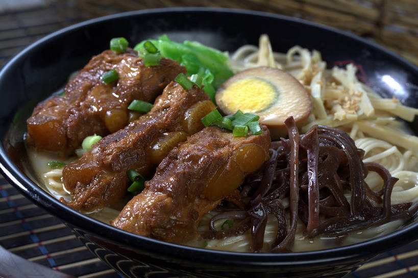 面食,面条,无人,横图,俯视,室内,特写,白天,烹饪,餐桌,桌子,蔬菜,切开,竹制,新鲜,陶瓷,葱,豆芽,青葱,竹笋,蛋,海带,鸡蛋,面,肉,日本料理,料理,食品,陶瓷制品,半个,拉面,笋,菜肴,美食,肉类,食物,一个,容器,垫子,碗,日式料理,切,一半,日式,佳肴,有机食品,绿色食品,单个,餐台,储藏,竹制品,储存,豆芽菜,剖面,肉食,切面,芽苗菜,卵,江白菜,彩图,高角度拍摄,鸡卵,鸡子,贮存,shjb1,豚骨拉面