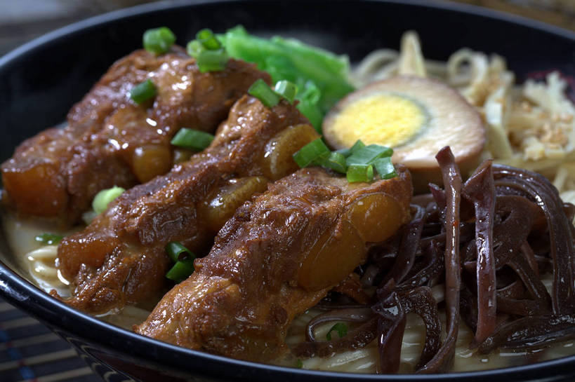 面食,面条,无人,横图,俯视,室内,特写,白天,烹饪,餐桌,桌子,蔬菜,切开,竹制,新鲜,陶瓷,葱,豆芽,青葱,竹笋,蛋,海带,鸡蛋,面,肉,日本料理,料理,食品,陶瓷制品,半个,拉面,笋,菜肴,美食,肉类,食物,一个,容器,垫子,碗,日式料理,切,一半,日式,佳肴,有机食品,绿色食品,单个,餐台,储藏,竹制品,储存,豆芽菜,剖面,肉食,切面,芽苗菜,卵,江白菜,彩图,高角度拍摄,鸡卵,鸡子,贮存,shjb1,豚骨拉面