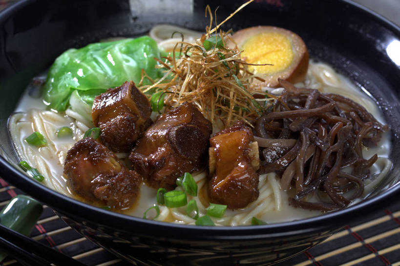 面食,面条,无人,横图,俯视,室内,特写,白天,烹饪,中餐,餐桌,筷子,桌子,蔬菜,椰菜,卷心菜,餐具,一双,切开,竹制,新鲜,陶瓷,蛋,海带,鸡蛋,面,肉,料理,食品,筷架,陶瓷制品,半个,筷枕,文化,传统,拉面,猪肉,菜肴,美食,肉类,食物,一个,容器,垫子,碗,切,一半,中式,甘蓝,佳肴,有机食品,绿色食品,单个,餐台,中华料理,储藏,礼节,筷子架,竹制品,储存,礼仪,剖面,肉食,切面,豚肉,卵,江白菜,甘蓝菜,进餐用具,结球甘蓝,甘兰,包心菜,彩图,高角度拍摄,酸甜,糖醋菜,糖醋肉段,圆白菜,鸡卵,鸡子,贮存,扯面,甩面,拽面,shjb1