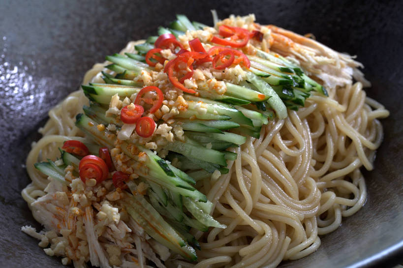 面食,面条,无人,横图,俯视,室内,特写,白天,烹饪,中餐,黄瓜,辣椒,蔬菜,餐具,一堆,许多,堆叠,堆积,新鲜,碟子,盘,调味,面,香料,佐料,料理,食品,冷面,凉面,很多,菜肴,美食,食物,一个,盘子,碟,中式,佳肴,有机食品,绿色食品,单个,中华料理,堆,配料,辣角,红海椒,大椒,辣虎,广椒,作料,青瓜,辣子,胡瓜,红辣椒,海椒,番椒,彩图,高角度拍摄,shjb1