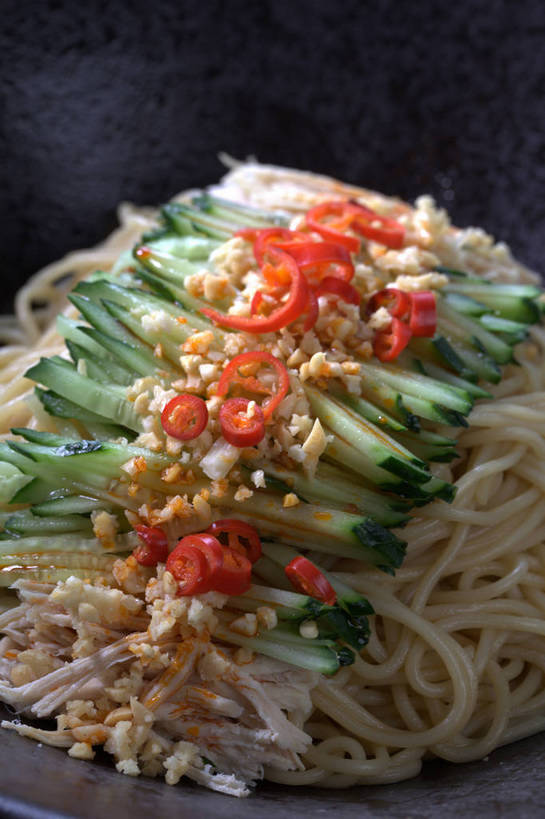 面食,面条,无人,竖图,俯视,室内,特写,白天,烹饪,中餐,黄瓜,辣椒,蔬菜,餐具,一堆,许多,堆叠,堆积,新鲜,碟子,盘,调味,面,香料,佐料,料理,食品,冷面,凉面,很多,菜肴,美食,食物,一个,盘子,碟,中式,佳肴,有机食品,绿色食品,单个,中华料理,堆,配料,辣角,红海椒,大椒,辣虎,广椒,作料,青瓜,辣子,胡瓜,红辣椒,海椒,番椒,彩图,高角度拍摄,shjb1