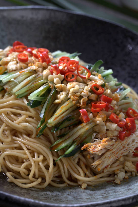 面食,面条,无人,竖图,俯视,室内,特写,白天,烹饪,中餐,黄瓜,辣椒,蔬菜,餐具,一堆,许多,堆叠,堆积,新鲜,碟子,盘,调味,面,香料,佐料,料理,食品,冷面,凉面,很多,菜肴,美食,食物,一个,盘子,碟,中式,佳肴,有机食品,绿色食品,单个,中华料理,堆,配料,辣角,红海椒,大椒,辣虎,广椒,作料,青瓜,辣子,胡瓜,红辣椒,海椒,番椒,彩图,高角度拍摄,shjb1