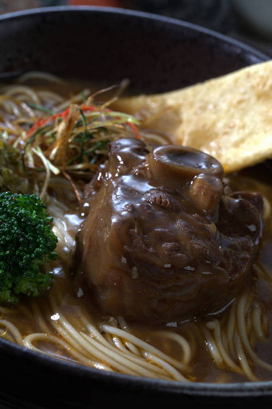 面食,面条,无人,竖图,俯视,室内,特写,白天,烹饪,餐桌,桌子,蔬菜,新鲜,陶瓷,西兰花,面,肉,日本料理,料理,食品,陶瓷制品,拉面,雪菜,菜肴,美食,肉类,食物,一个,黑色,容器,碗,日式料理,日式,佳肴,有机食品,绿色食品,单个,餐台,储藏,储存,肉食,雪里红,甘蓝花,彩图,高角度拍摄,雪里蕻,绿菜花,绿花菜,青花菜,蔬菜皇冠,贮存,shjb1,豚骨拉面