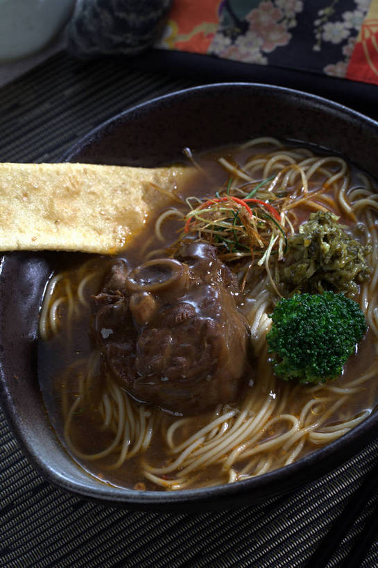 面食,面条,无人,竖图,俯视,室内,特写,白天,烹饪,餐桌,桌子,蔬菜,新鲜,陶瓷,西兰花,面,肉,日本料理,料理,食品,陶瓷制品,拉面,雪菜,菜肴,美食,肉类,食物,一个,黑色,容器,碗,日式料理,日式,佳肴,有机食品,绿色食品,单个,餐台,储藏,储存,肉食,雪里红,甘蓝花,彩图,高角度拍摄,雪里蕻,绿菜花,绿花菜,青花菜,蔬菜皇冠,贮存,shjb1,豚骨拉面