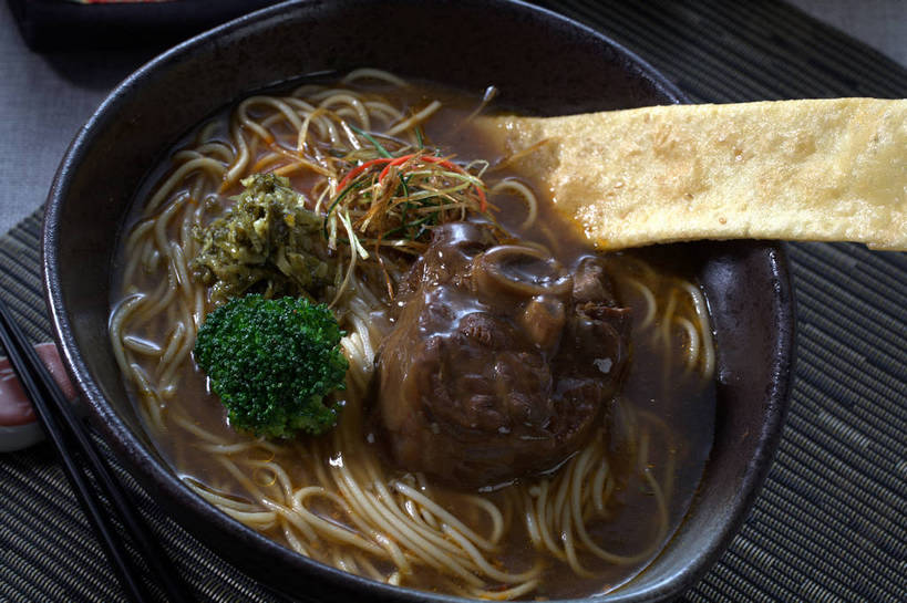 面食,面条,无人,横图,俯视,室内,特写,白天,烹饪,餐桌,筷子,桌子,蔬菜,餐具,一双,新鲜,陶瓷,西兰花,面,肉,日本料理,料理,食品,筷架,陶瓷制品,筷枕,文化,传统,拉面,雪菜,菜肴,美食,肉类,食物,一个,黑色,容器,碗,日式料理,日式,佳肴,有机食品,绿色食品,单个,餐台,储藏,礼节,筷子架,储存,礼仪,肉食,雪里红,甘蓝花,进餐用具,彩图,高角度拍摄,雪里蕻,绿菜花,绿花菜,青花菜,蔬菜皇冠,贮存,shjb1,豚骨拉面