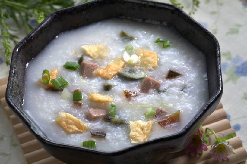 无人,横图,俯视,室内,特写,白天,烹饪,中餐,早餐,植物,餐桌,桌子,陶瓷,葱,青葱,蛋,调味,谷类,谷物,鸡蛋,肉,香料,粥,佐料,料理,食品,陶瓷制品,米,猪肉,皮蛋,菜肴,美食,肉类,香,食物,一个,绿色,自然,容器,垫子,碗,中式,佳肴,生长,单个,成长,餐台,中华料理,储藏,配料,储存,肉食,皮蛋瘦肉粥,豚肉,作料,卵,松花蛋,变蛋,彩图,高角度拍摄,早饭,糜,鸡卵,鸡子,贮存,shjb1