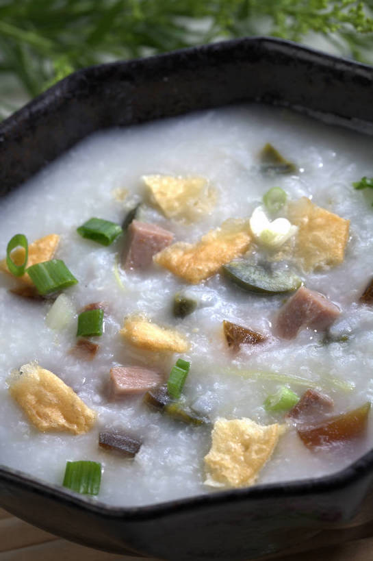 无人,竖图,俯视,室内,特写,白天,烹饪,中餐,早餐,植物,餐桌,桌子,陶瓷,葱,青葱,蛋,调味,谷类,谷物,鸡蛋,肉,香料,粥,佐料,料理,食品,陶瓷制品,米,猪肉,皮蛋,菜肴,美食,肉类,香,食物,一个,绿色,自然,容器,垫子,碗,中式,佳肴,生长,单个,成长,餐台,中华料理,储藏,配料,储存,肉食,皮蛋瘦肉粥,豚肉,作料,卵,松花蛋,变蛋,彩图,高角度拍摄,早饭,糜,鸡卵,鸡子,贮存,shjb1