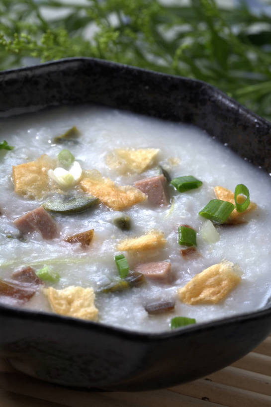 无人,竖图,俯视,室内,特写,白天,烹饪,中餐,早餐,植物,餐桌,桌子,陶瓷,葱,青葱,蛋,调味,谷类,谷物,鸡蛋,肉,香料,粥,佐料,料理,食品,陶瓷制品,米,猪肉,皮蛋,菜肴,美食,肉类,香,食物,一个,绿色,自然,容器,垫子,碗,中式,佳肴,生长,单个,成长,餐台,中华料理,储藏,配料,储存,肉食,皮蛋瘦肉粥,豚肉,作料,卵,松花蛋,变蛋,彩图,高角度拍摄,早饭,糜,鸡卵,鸡子,贮存,shjb1