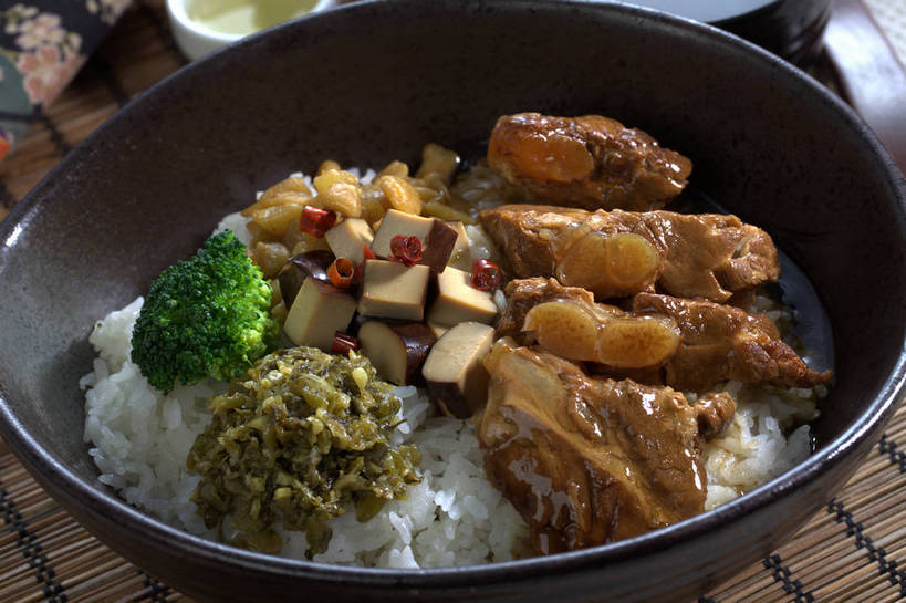 米饭,豆腐,无人,横图,俯视,室内,特写,白天,烹饪,中餐,幸福,餐桌,茶,桌子,杯子,一堆,许多,堆叠,堆积,竹制,陶瓷,茶叶,料理,食品,陶瓷制品,饭,很多,一杯,娱乐,豆腐干,雪菜,菜肴,美食,食物,一个,容器,水杯,垫子,碗,享受,休闲,温馨,中式,放松,乐趣,佳肴,单个,餐台,中华料理,储藏,豆干,堆,五谷,提神,舒适,竹制品,豆制品,储存,醒脑,盖浇饭,雪里红,茶杯,彩图,高角度拍摄,雪里蕻,干子,素火腿,贮存,shjb1,糖醋小排盖饭