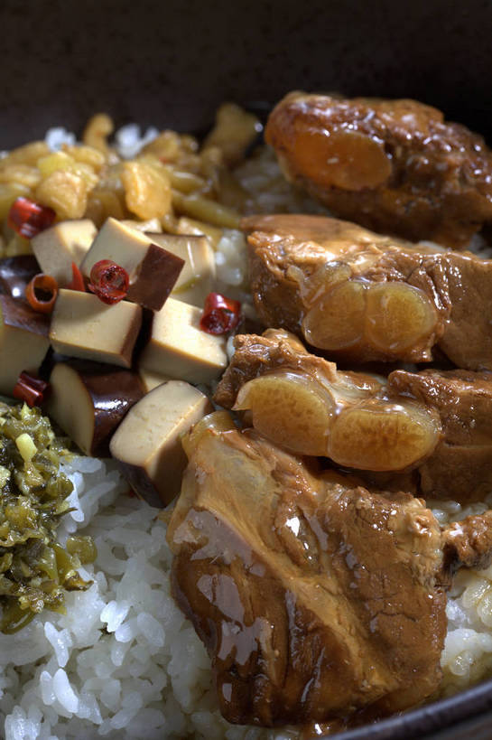 米饭,豆腐,无人,竖图,俯视,室内,特写,白天,烹饪,中餐,餐桌,桌子,一堆,许多,堆叠,堆积,竹制,陶瓷,料理,食品,陶瓷制品,饭,很多,豆腐干,雪菜,菜肴,美食,食物,一个,容器,垫子,碗,中式,佳肴,单个,餐台,中华料理,储藏,豆干,堆,五谷,竹制品,豆制品,储存,盖浇饭,雪里红,彩图,高角度拍摄,雪里蕻,干子,素火腿,贮存,shjb1,糖醋小排盖饭