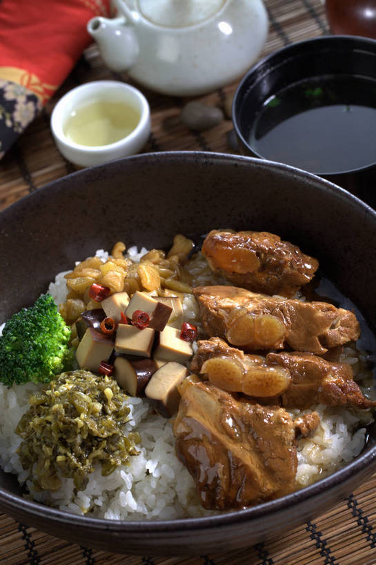 米饭,豆腐,无人,竖图,俯视,室内,特写,白天,烹饪,中餐,幸福,餐桌,茶,桌子,杯子,一堆,许多,堆叠,堆积,竹制,壶,陶瓷,茶叶,料理,食品,陶瓷制品,饭,很多,一杯,娱乐,豆腐干,雪菜,菜肴,美食,水壶,食物,一个,茶壶,容器,水杯,垫子,碗,享受,休闲,温馨,中式,放松,乐趣,佳肴,单个,餐台,中华料理,储藏,豆干,堆,五谷,提神,舒适,竹制品,豆制品,储存,醒脑,盖浇饭,雪里红,茶杯,彩图,高角度拍摄,雪里蕻,干子,素火腿,贮存,shjb1,糖醋小排盖饭