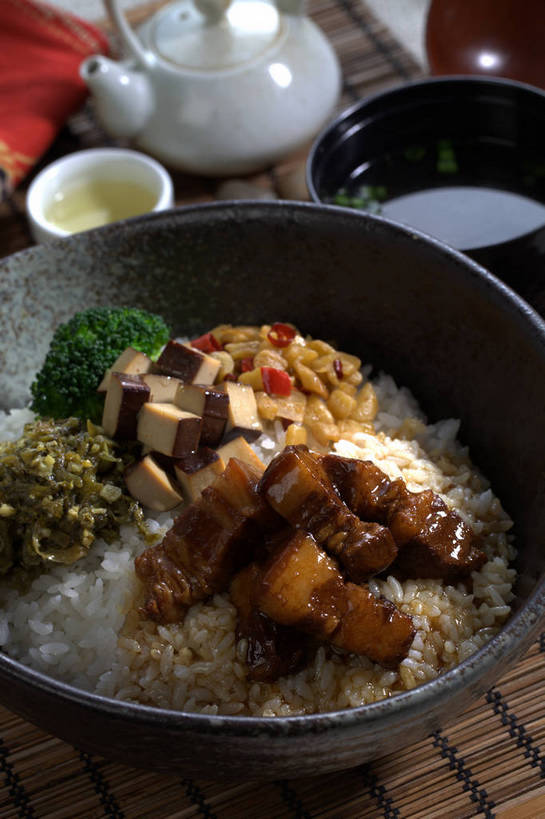 米饭,豆腐,无人,竖图,俯视,室内,特写,白天,烹饪,中餐,幸福,餐桌,茶,桌子,杯子,一堆,许多,堆叠,堆积,竹制,壶,陶瓷,茶叶,料理,食品,陶瓷制品,饭,很多,一杯,娱乐,豆腐干,雪菜,菜肴,美食,水壶,食物,一个,茶壶,容器,水杯,垫子,碗,享受,休闲,温馨,中式,放松,乐趣,佳肴,单个,餐台,中华料理,储藏,豆干,堆,五谷,提神,舒适,竹制品,豆制品,储存,醒脑,盖浇饭,雪里红,茶杯,彩图,高角度拍摄,雪里蕻,干子,素火腿,贮存,shjb1,糖醋小排盖饭