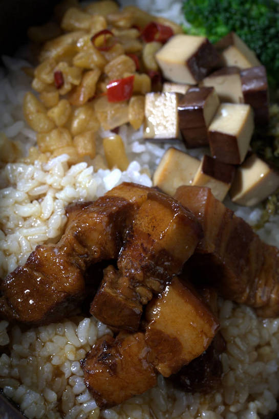 米饭,豆腐,无人,竖图,俯视,室内,特写,白天,烹饪,中餐,萝卜,蔬菜,一堆,许多,堆叠,堆积,新鲜,陶瓷,红烧,肉,料理,食品,陶瓷制品,饭,很多,豆腐干,猪肉,菜肴,美食,肉类,食物,一个,容器,碗,红烧肉,中式,佳肴,有机食品,绿色食品,单个,中华料理,储藏,豆干,堆,五谷,豆制品,储存,五花肉,肉食,盖浇饭,豚肉,红烧菜,肋条肉,三层肉,彩图,高角度拍摄,干子,素火腿,贮存,shjb1,红烧肉饭,红烧肉盖浇饭