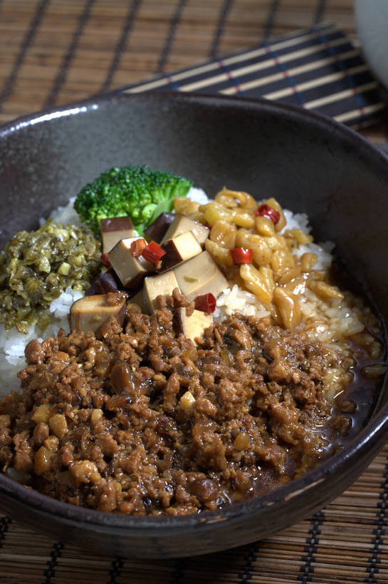 豆腐,无人,竖图,俯视,室内,特写,白天,烹饪,中餐,餐桌,桌子,萝卜,蔬菜,一堆,许多,堆叠,堆积,竹制,新鲜,陶瓷,西兰花,调味,肉,香料,佐料,料理,食品,陶瓷制品,很多,豆腐干,肉糜,肉末,雪菜,菜肴,美食,肉类,食物,一个,容器,垫子,碗,中式,佳肴,有机食品,绿色食品,单个,餐台,中华料理,储藏,豆干,堆,配料,竹制品,豆制品,储存,肉食,作料,雪里红,甘蓝花,彩图,高角度拍摄,雪里蕻,绿菜花,绿花菜,青花菜,蔬菜皇冠,干子,素火腿,贮存,shjb1,肉燥饭