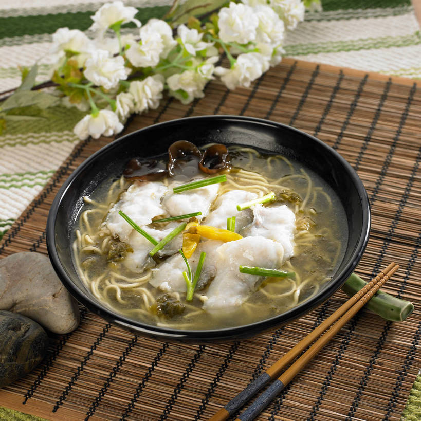 面食,面条,无人,横图,俯视,室内,特写,白天,烹饪,中餐,石头,餐桌,筷子,桌子,柠檬,餐具,一双,竹制,装饰,盛开,布料,石子,陶瓷,大白菜,面,肉,鱼肉,鱼片,料理,食品,筷架,陶瓷制品,花蕾,布纹,筷枕,文化,传统,白菜,酸菜,菜肴,美食,肉类,桌布,花,花瓣,花朵,鲜花,食物,两个,一个,白色,黑色,餐巾,容器,垫子,台布,碗,花苞,花蕊,中式,鹅卵石,佳肴,单个,餐台,中华料理,酸菜鱼,储藏,礼节,华丽,修饰,筷子架,点缀,竹制品,储存,川菜,礼仪,肉食,按摩石,结球白菜,衬托,美观,雅致,雅观,胶菜,四川菜,进餐用具,石块,益母果,柠果,餐桌布,彩图,高角度拍摄,黄芽白,贮存,shjb1