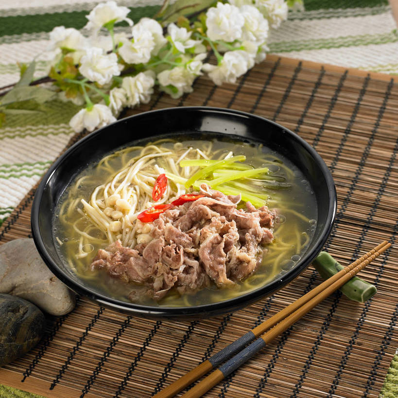 面食,面条,无人,横图,俯视,室内,特写,白天,烹饪,中餐,石头,餐桌,筷子,桌子,辣椒,蔬菜,餐具,一双,竹制,新鲜,装饰,盛开,布料,石子,陶瓷,金针菇,菌菇,面,肉,牛肉,料理,食品,筷架,陶瓷制品,菌类,花蕾,布纹,筷枕,文化,传统,菜肴,美食,肉类,桌布,花,花瓣,花朵,鲜花,食物,两个,一个,白色,黑色,餐巾,容器,垫子,台布,碗,花苞,花蕊,中式,鹅卵石,食用菌,佳肴,有机食品,绿色食品,单个,餐台,中华料理,储藏,礼节,华丽,修饰,筷子架,点缀,竹制品,真菌,储存,礼仪,肉食,按摩石,肥牛,辣角,红海椒,大椒,辣虎,广椒,衬托,美观,雅致,雅观,构菌,金菇,毛柄金钱菌,银针菇,智力菇,进餐用具,石块,辣子,红辣椒,海椒,番椒,餐桌布,彩图,高角度拍摄,贮存,shjb1,香辣金针菇肥牛面