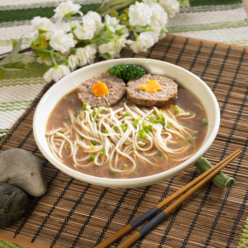 面食,面条,无人,横图,俯视,室内,特写,白天,烹饪,中餐,石头,餐桌,筷子,桌子,餐具,一双,竹制,装饰,盛开,布料,石子,陶瓷,蛋黄,面,肉,料理,食品,筷架,陶瓷制品,花蕾,布纹,筷枕,文化,传统,菜肴,美食,肉类,桌布,花,花瓣,花朵,鲜花,食物,两个,一个,白色,餐巾,容器,垫子,台布,碗,花苞,花蕊,中式,鹅卵石,佳肴,单个,餐台,中华料理,储藏,礼节,华丽,修饰,筷子架,点缀,竹制品,储存,礼仪,肉食,按摩石,衬托,美观,雅致,雅观,进餐用具,石块,餐桌布,彩图,高角度拍摄,贮存,咸蛋黄,shjb1