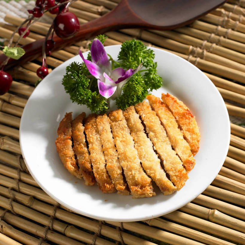 无人,横图,俯视,室内,特写,白天,烹饪,餐桌,桌子,芹菜,餐具,一排,许多,切开,竹制,整齐,装饰,并列,并排,盛开,碟子,盘,陶瓷,鸡肉,肉,油炸,料理,食品,石斛,陶瓷制品,很多,花蕾,菜肴,美食,肉类,花,花瓣,花朵,鲜花,食物,排列,一朵,一个,白色,盘子,垫子,碟,花苞,花蕊,切,佳肴,荷兰芹,欧芹,香芹,单个,餐台,华丽,修饰,点缀,高雅,竹制品,队列,鸡排,平行,剖面,肉食,切面,法香,巴西利,洋香菜,洋芫荽,法国香菜,衬托,美观,雅致,雅观,石斛兰,旱芹菜,番荽,金钗石斛,淡泊,花中君子,兰花,彩图,高角度拍摄,炸鸡排,shjb1