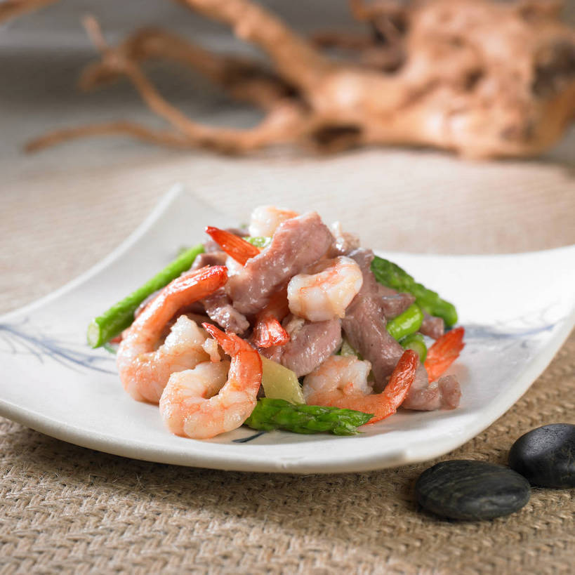 无人,横图,俯视,室内,特写,白天,烹饪,中餐,石头,餐桌,桌子,芦笋,蔬菜,餐具,一堆,许多,阴影,堆叠,堆积,竹制,朦胧,模糊,新鲜,反射,布料,碟子,盘,石子,影子,陶瓷,肉,虾仁,料理,食品,陶瓷制品,很多,布纹,肉丝,菜肴,美食,肉类,桌布,食物,两个,一个,白色,盘子,餐巾,垫子,碟,台布,中式,鹅卵石,佳肴,有机食品,绿色食品,单个,餐台,中华料理,堆,虾肉,竹制品,肉食,按摩石,石块,猪尾巴,药鸡豆子,石刁柏,蚂蚁杆,龙须菜,狼尾巴根,餐桌布,彩图,高角度拍摄,shjb1,芦笋炒虾仁,虾仁炒芦笋