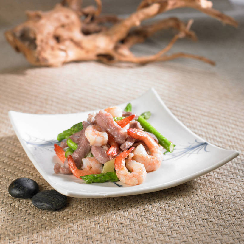 无人,横图,俯视,室内,特写,白天,烹饪,中餐,石头,餐桌,桌子,芦笋,蔬菜,餐具,一堆,许多,阴影,堆叠,堆积,竹制,朦胧,模糊,新鲜,反射,布料,碟子,盘,石子,影子,陶瓷,肉,虾仁,料理,食品,陶瓷制品,很多,布纹,肉丝,菜肴,美食,肉类,桌布,食物,两个,一个,白色,盘子,餐巾,垫子,碟,台布,中式,鹅卵石,佳肴,有机食品,绿色食品,单个,餐台,中华料理,堆,虾肉,竹制品,肉食,按摩石,石块,猪尾巴,药鸡豆子,石刁柏,蚂蚁杆,龙须菜,狼尾巴根,餐桌布,彩图,高角度拍摄,shjb1,芦笋炒虾仁,虾仁炒芦笋