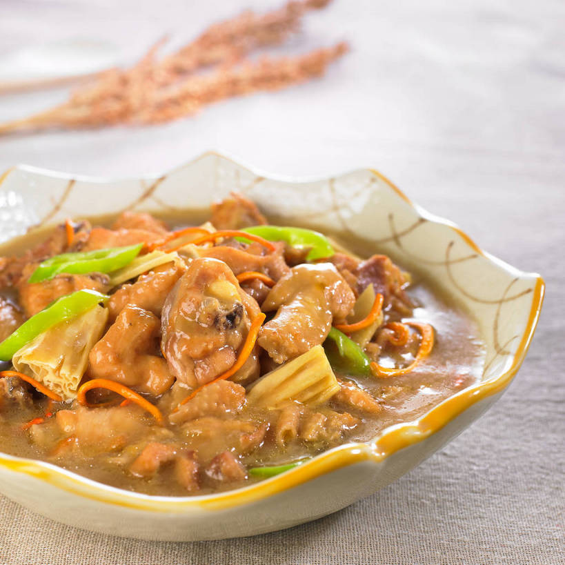 无人,横图,俯视,室内,特写,白天,烹饪,中餐,餐桌,桌子,萝卜,胡萝卜,蔬菜,餐具,一堆,许多,阴影,堆叠,堆积,朦胧,模糊,新鲜,反射,布料,碟子,盘,影子,陶瓷,鸡肉,肉,料理,食品,陶瓷制品,很多,布纹,豆腐皮,菜肴,美食,肉类,桌布,食物,一个,盘子,餐巾,碟,台布,中式,佳肴,有机食品,绿色食品,单个,餐台,中华料理,堆,黄萝卜,番萝卜,腐竹,肉食,豆腐衣,油皮,红萝卜,甘荀,餐桌布,彩图,高角度拍摄,丁香萝卜,胡芦菔金,金笋,shjb1,鸡块烧腐竹