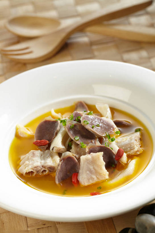 内脏,无人,竖图,俯视,室内,特写,白天,烹饪,中餐,植物,餐桌,桌子,餐具,朦胧,模糊,木制,叉子,勺子,陶瓷,葱,青葱,调味,肉,香料,佐料,料理,食品,果实,草药,药草,陶瓷制品,菜肴,美食,肉类,中药,食物,一个,白色,木制品,容器,调羹,汤匙,碗,中式,佳肴,单个,餐台,中华料理,储藏,枸杞子,枸杞,配料,储存,药材,中草药,肉食,餐叉,中药材,本草,作料,苟起子,枸杞豆,枸杞果,血杞子,进餐用具,彩图,高角度拍摄,贮存,鸭胗,鸭肫,鸭肫肝,shjb1