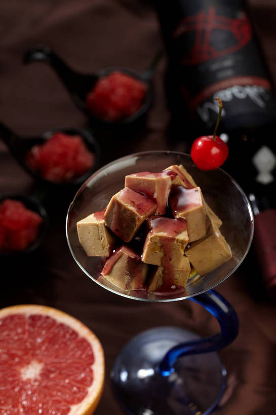 肝脏,无人,竖图,俯视,室内,特写,白天,烹饪,中餐,餐桌,桌子,樱桃,杯子,水果,一堆,许多,堆叠,堆积,新鲜,红烧,肉,生食,料理,食品,果实,很多,鸭肉,菜肴,美食,肉类,玻璃制品,食物,一个,水杯,果酱,中式,佳肴,有机食品,绿色食品,单个,餐台,中华料理,堆,甜橙,血橙,肉食,果子酱,鸭肝,肝,玻璃杯,樱珠,莺桃,英桃,楔桃,牛桃,荆桃,橙子,橙,彩图,高角度拍摄,鹄壳,黄橙,黄果,金橙,金环,金球,糖橙,红橙,shjb1