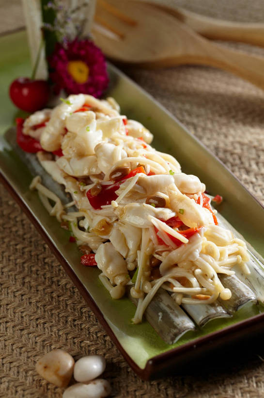 无人,竖图,俯视,室内,特写,白天,烹饪,中餐,餐桌,桌子,海蜇,樱桃,蔬菜,餐具,水果,一堆,许多,堆叠,堆积,新鲜,装饰,盛开,木制,叉子,碟子,盘,陶瓷,金针菇,菌菇,料理,食品,陶瓷制品,很多,菌类,花蕾,冷盘,菜肴,美食,花,花瓣,花朵,鲜花,食物,一朵,盘子,木制品,碟,花苞,花蕊,中式,食用菌,冷菜,凉菜,佳肴,有机食品,绿色食品,餐台,中华料理,堆,华丽,修饰,点缀,真菌,海蜇丝,餐叉,衬托,美观,雅致,雅观,海蜇皮,构菌,金菇,毛柄金钱菌,银针菇,智力菇,进餐用具,樱珠,莺桃,英桃,楔桃,牛桃,荆桃,彩图,高角度拍摄,shjb1,凉拌金针菇海蜇丝