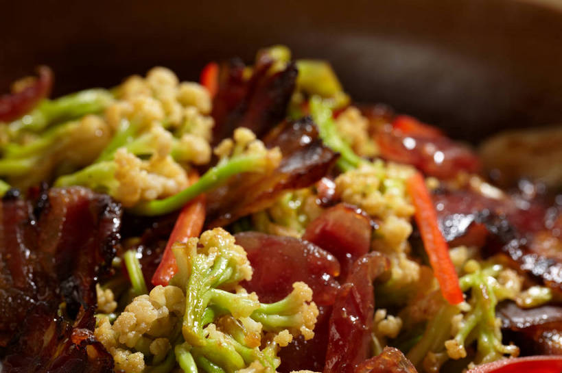 无人,横图,俯视,室内,特写,白天,烹饪,中餐,餐桌,桌子,蔬菜,一堆,许多,堆叠,堆积,朦胧,模糊,新鲜,陶瓷,花菜,花椰菜,调味,肉,香料,佐料,料理,食品,陶瓷制品,很多,猪肉,腊肉,菜肴,美食,肉类,菜花,食物,一个,白色,容器,碗,中式,佳肴,有机食品,绿色食品,单个,餐台,中华料理,储藏,堆,椰菜花,配料,储存,肉食,豚肉,作料,彩图,高角度拍摄,贮存,shjb1,炒腊肉