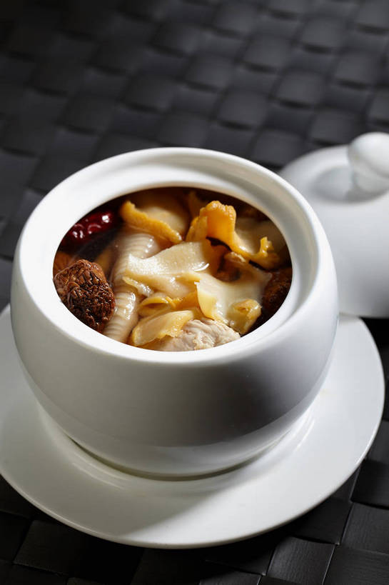 无人,竖图,俯视,室内,特写,白天,烹饪,西餐,餐桌,桌子,蔬菜,餐具,阴影,新鲜,反射,布料,碟子,盘,影子,陶瓷,菌菇,蔬菜汤,汤,料理,食品,陶瓷制品,菌类,布纹,菜肴,美食,桌布,食物,白色,盘子,餐巾,容器,碟,台布,碗,打开,枣,食用菌,西式,红枣,佳肴,有机食品,绿色食品,餐台,储藏,开启,真菌,储存,枣子,羹汤,大枣,餐桌布,彩图,高角度拍摄,贮存,菌菇汤,shjb1