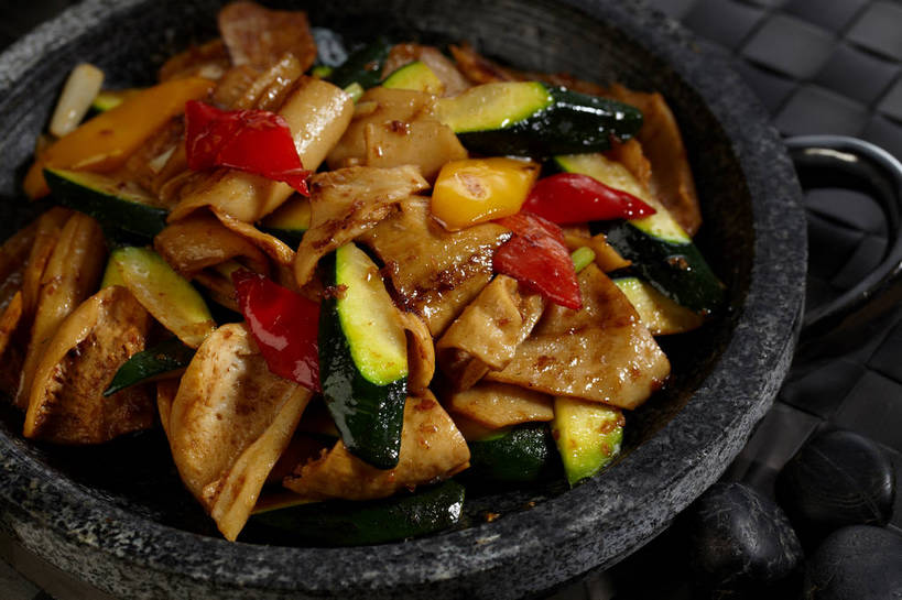 内脏,无人,横图,俯视,室内,特写,白天,烹饪,中餐,餐桌,桌子,辣椒,蔬菜,厨具,一堆,许多,堆叠,堆积,新鲜,布料,锅子,石锅,调味,肉,香料,佐料,料理,食品,很多,布纹,锅,猪肉,辣炒猪肚,猪肚,菜肴,美食,肉类,桌布,食物,一个,餐巾,台布,中式,佳肴,有机食品,绿色食品,单个,餐台,锅具,中华料理,堆,配料,肉食,彩椒,烹饪用具,辣角,红海椒,大椒,辣虎,广椒,豚肉,作料,肚子,烹调用具,甜椒,柿子椒,辣子,海椒,番椒,灯笼椒,餐桌布,烹调,彩图,高角度拍摄,辣椒炒猪肚,shjb1