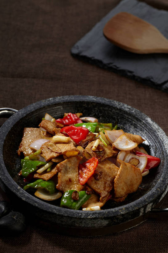 无人,竖图,俯视,室内,特写,白天,烹饪,中餐,餐桌,桌子,辣椒,蔬菜,厨具,一堆,许多,堆叠,堆积,新鲜,布料,锅子,石锅,调味,肉,香料,佐料,料理,食品,很多,布纹,锅,猪肉,菜肴,美食,肉类,桌布,食物,一个,餐巾,台布,中式,佳肴,有机食品,绿色食品,单个,餐台,锅具,中华料理,堆,配料,川菜,回锅肉,肉食,彩椒,烹饪用具,辣角,红海椒,大椒,辣虎,广椒,豚肉,作料,四川菜,烹调用具,甜椒,柿子椒,辣子,海椒,番椒,灯笼椒,餐桌布,烹调,彩图,高角度拍摄,shjb1