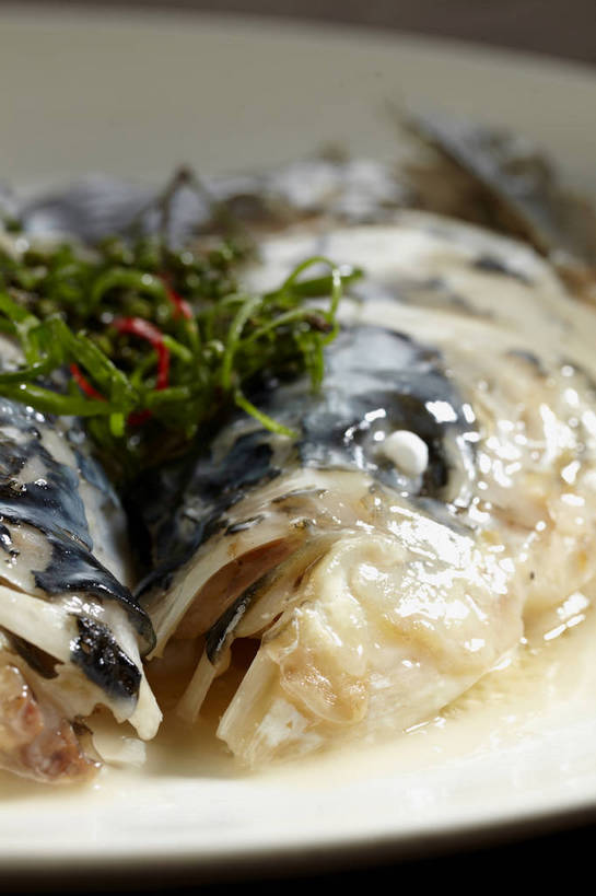 无人,竖图,俯视,室内,特写,白天,烹饪,中餐,餐桌,桌子,餐具,碟子,盘,陶瓷,调味,肉,香料,鱼肉,佐料,料理,食品,陶瓷制品,鱼头,菜肴,美食,肉类,食物,一个,盘子,碟,中式,佳肴,单个,餐台,中华料理,配料,肉食,作料,彩图,高角度拍摄,shjb1,清蒸鱼头