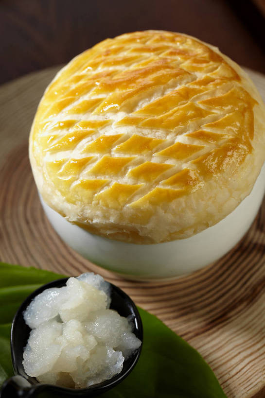 无人,竖图,俯视,室内,特写,白天,烹饪,西餐,餐桌,桌子,叶子,木制,陶瓷,汤,料理,食品,绿叶,案板,陶瓷制品,菜肴,美食,砧板,食物,一个,白色,木制品,容器,碗,嫩叶,西式,佳肴,单个,餐台,储藏,储存,羹汤,叶,叶片,彩图,高角度拍摄,贮存,shjb1,酥皮汤