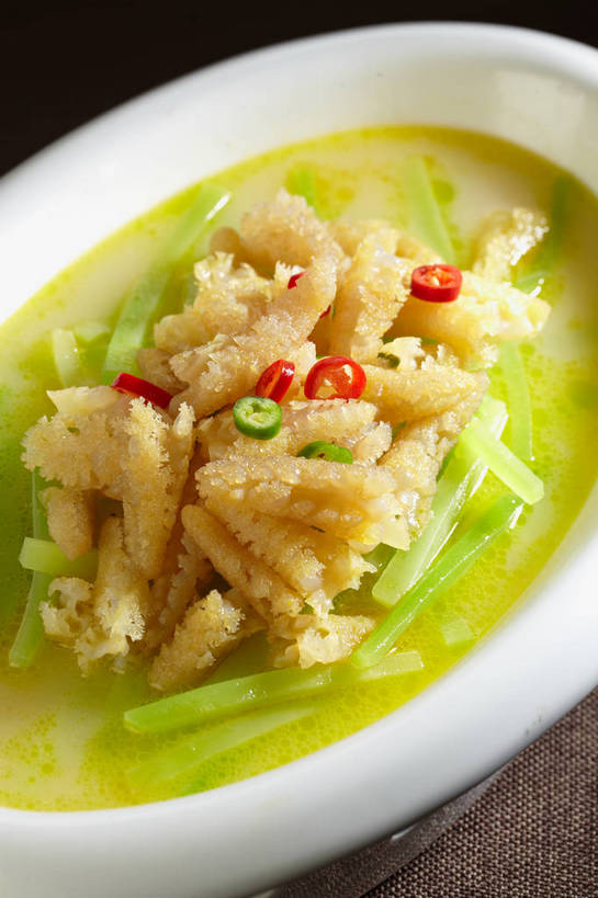 无人,竖图,俯视,室内,特写,白天,烹饪,中餐,餐桌,桌子,辣椒,蔬菜,一堆,许多,堆叠,堆积,新鲜,陶瓷,莴苣,莴笋,肉,料理,食品,陶瓷制品,很多,猪肉,冷盘,菜肴,美食,肉类,食物,一个,白色,容器,碗,中式,冷菜,凉菜,佳肴,有机食品,绿色食品,单个,餐台,中华料理,肉皮,储藏,堆,储存,肉食,辣角,红海椒,大椒,辣虎,广椒,豚肉,香笋,千金菜,猪肉皮,辣子,红辣椒,海椒,番椒,彩图,高角度拍摄,贮存,shjb1,莴笋拌猪皮