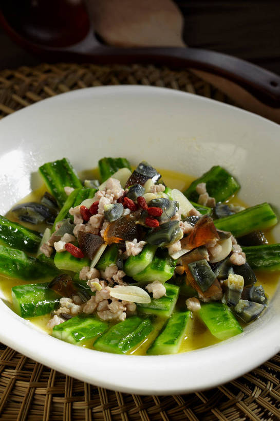 无人,竖图,俯视,室内,特写,白天,烹饪,中餐,餐桌,桌子,黄瓜,蔬菜,一堆,许多,堆叠,堆积,竹制,新鲜,陶瓷,蛋,肉,料理,食品,陶瓷制品,很多,肉丝,鸭蛋,皮蛋,小吃,菜肴,美食,肉类,食物,一个,白色,容器,垫子,碗,中式,佳肴,有机食品,绿色食品,单个,餐台,中华料理,储藏,堆,竹制品,储存,肉食,卵,鸭卵,松花蛋,变蛋,青瓜,胡瓜,彩图,高角度拍摄,贮存,shjb1