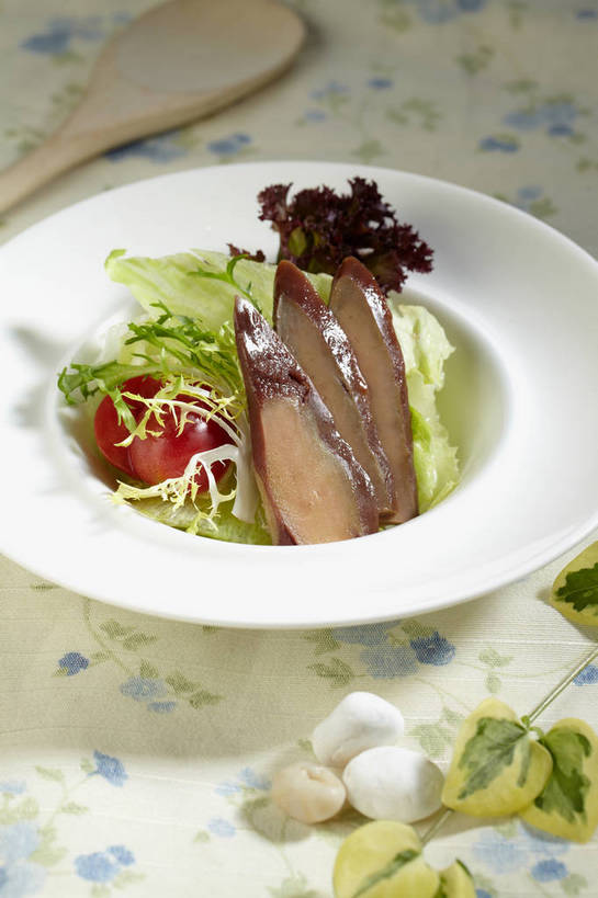 无人,竖图,俯视,室内,特写,白天,烹饪,中餐,石头,餐桌,桌子,蔬菜,西红柿,小番茄,叶子,阴影,新鲜,反射,布料,石子,影子,陶瓷,生菜,莴苣,调料,酱料,酱汁,肉,蔬菜沙拉,佐料,沙拉,料理,食品,绿叶,陶瓷制品,调味品,调味料,布纹,色拉,酱,沙拉酱,沙律,菜肴,美食,肉类,桌布,食物,一个,红色,白色,餐巾,容器,台布,碗,中式,嫩叶,佳肴,有机食品,绿色食品,单个,餐台,色拉酱,中华料理,储藏,苦苣,储存,肉食,春菜,鹅仔菜,莴仔菜,千金菜,叶用莴苣,小西红柿,樱桃小番茄,珍珠小番茄,叶,叶片,石块,岩石,樱桃番茄,圣女果,番茄,餐桌布,彩图,高角度拍摄,红珊瑚生菜,贮存,shjb1