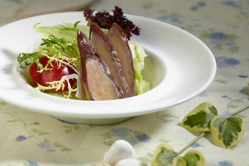 无人,横图,俯视,室内,特写,白天,烹饪,中餐,石头,餐桌,桌子,蔬菜,西红柿,小番茄,叶子,阴影,新鲜,反射,布料,石子,影子,陶瓷,生菜,莴苣,调料,酱料,酱汁,肉,蔬菜沙拉,佐料,沙拉,料理,食品,绿叶,陶瓷制品,调味品,调味料,布纹,色拉,酱,沙拉酱,沙律,菜肴,美食,肉类,桌布,食物,一个,红色,白色,餐巾,容器,台布,碗,中式,嫩叶,佳肴,有机食品,绿色食品,单个,餐台,色拉酱,中华料理,储藏,苦苣,储存,肉食,春菜,鹅仔菜,莴仔菜,千金菜,叶用莴苣,小西红柿,樱桃小番茄,珍珠小番茄,叶,叶片,石块,岩石,樱桃番茄,圣女果,番茄,餐桌布,彩图,高角度拍摄,红珊瑚生菜,贮存,shjb1