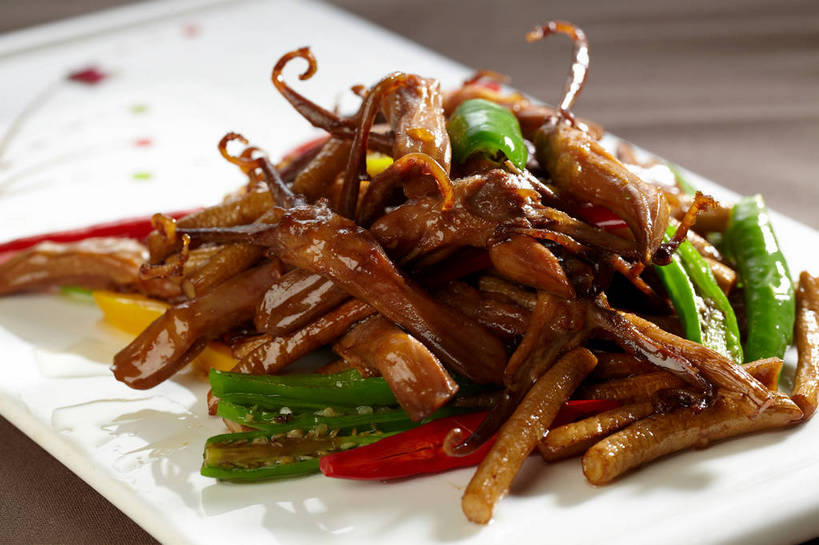 无人,横图,俯视,室内,特写,白天,烹饪,中餐,餐桌,桌子,辣椒,餐具,一堆,许多,堆叠,堆积,朦胧,模糊,碟子,盘,陶瓷,菌菇,红烧,肉,料理,食品,陶瓷制品,很多,菌类,鸭肉,菜肴,美食,肉类,食物,一个,白色,盘子,碟,中式,食用菌,佳肴,单个,餐台,中华料理,茶树菇,堆,真菌,肉食,鸭舌,辣角,红海椒,大椒,辣虎,广椒,辣子,红辣椒,海椒,番椒,彩图,高角度拍摄,shjb1