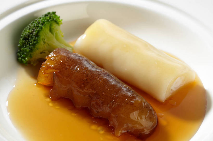 海鲜,无人,横图,俯视,室内,特写,白天,烹饪,中餐,餐桌,桌子,蔬菜,新鲜,陶瓷,西兰花,料理,食品,陶瓷制品,水产,菜肴,美食,海洋生物,食物,一个,白色,容器,碗,中式,佳肴,有机食品,绿色食品,单个,餐台,中华料理,储藏,海参,储存,水生动物,海产品,水生物,棘皮动物,海底动物,甘蓝花,彩图,高角度拍摄,绿菜花,绿花菜,青花菜,蔬菜皇冠,鲁菜,贮存,山东菜,shjb1,红烧海参