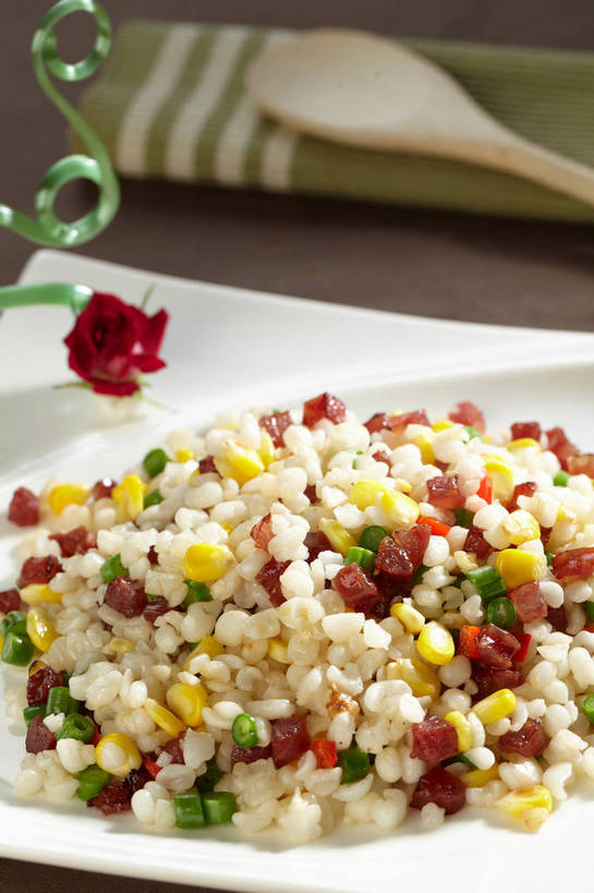 无人,竖图,俯视,室内,特写,白天,烹饪,中餐,餐桌,桌子,餐具,一把,一堆,许多,堆叠,堆积,朦胧,模糊,木制,布料,碟子,盘,勺子,陶瓷,肉,料理,食品,陶瓷制品,很多,布纹,猪肉,腊肉,菜肴,美食,肉类,中药,桌布,食物,白色,盘子,餐巾,木制品,调羹,碟,台布,汤匙,中式,佳肴,餐台,中华料理,堆,肉食,薏米,豚肉,薏仁,苡米,苡仁,薏苡仁,米仁,餐桌布,彩图,高角度拍摄,shjb1,腊肉薏米饭