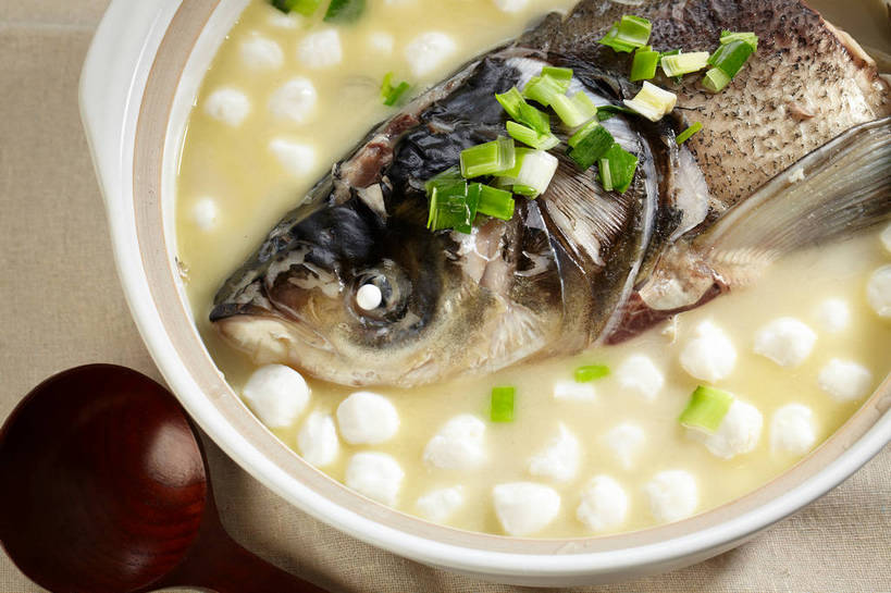 无人,横图,俯视,室内,特写,白天,烹饪,餐桌,桌子,一把,勺子,陶瓷,葱,青葱,调味,肉,汤,香料,鱼肉,佐料,鱼片,料理,食品,陶瓷制品,菜肴,美食,肉类,食物,一个,容器,调羹,汤匙,碗,佳肴,单个,餐台,储藏,配料,储存,鱼汤,肉食,作料,彩图,高角度拍摄,贮存,shjb1,鱼片汤