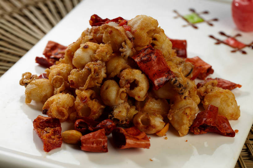 无人,横图,俯视,室内,特写,白天,烹饪,中餐,餐桌,桌子,辣椒,蔬菜,餐具,一堆,许多,堆叠,堆积,朦胧,模糊,新鲜,碟子,盘,陶瓷,调味,鸡肉,肉,香料,佐料,料理,食品,陶瓷制品,很多,菜肴,美食,肉类,食物,一个,白色,盘子,碟,中式,佳肴,有机食品,绿色食品,单个,餐台,中华料理,辣子鸡,堆,配料,干辣椒,脱水,肉食,辣角,红海椒,大椒,辣虎,广椒,作料,辣子,红辣椒,海椒,番椒,彩图,高角度拍摄,干海椒,筒筒辣角,shjb1