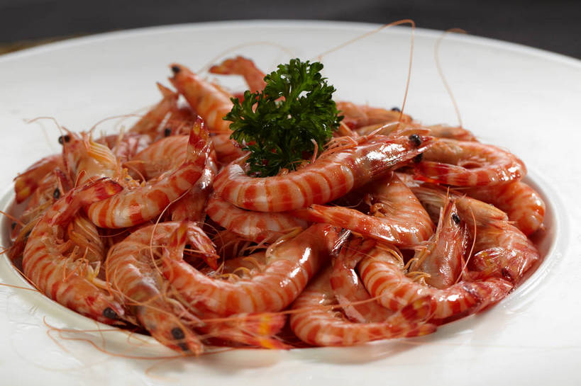 海鲜,无人,横图,俯视,室内,特写,白天,烹饪,中餐,餐桌,桌子,芹菜,一堆,许多,堆叠,堆积,装饰,陶瓷,肉,料理,食品,陶瓷制品,基围虾,很多,水产,菜肴,美食,肉类,海洋生物,食物,一个,白色,容器,碗,中式,佳肴,荷兰芹,欧芹,香芹,单个,餐台,中华料理,储藏,堆,华丽,修饰,虾肉,点缀,储存,水生动物,海产品,水生物,肉食,海底动物,法香,巴西利,洋香菜,洋芫荽,法国香菜,衬托,美观,雅致,雅观,旱芹菜,番荽,刀额新对虾,麻虾,新对虾,广东菜,粤菜,彩图,高角度拍摄,贮存,白灼虾,shjb1