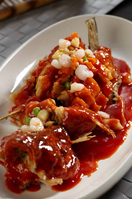 无人,竖图,俯视,室内,特写,白天,烹饪,中餐,餐桌,桌子,餐具,鱼,布料,碟子,盘,陶瓷,调料,酱料,酱汁,肉,虾仁,鱼肉,佐料,料理,食品,陶瓷制品,调味品,调味料,布纹,水产,酱,松子,松子仁,菜肴,美食,肉类,鱼类,桌布,食物,一个,白色,盘子,餐巾,碟,台布,中式,佳肴,单个,餐台,中华料理,虾肉,松仁,水生动物,水生物,肉食,桂鱼,松籽仁,鳜鱼,鳌花鱼,餐桌布,彩图,高角度拍摄,江苏菜,淡水生物,河鲜,松鼠桂鱼,苏菜,shjb1