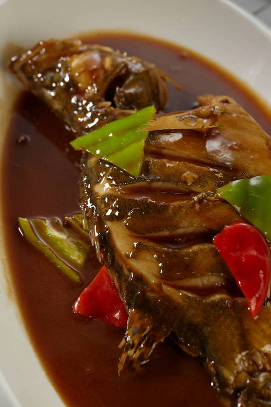 无人,竖图,俯视,室内,特写,白天,烹饪,中餐,餐桌,桌子,蔬菜,餐具,切开,新鲜,鱼,布料,碟子,盘,陶瓷,青椒,调料,红烧,酱料,酱汁,肉,鱼肉,佐料,料理,食品,陶瓷制品,调味品,调味料,布纹,酱,菜肴,美食,肉类,鱼类,桌布,食物,一个,白色,盘子,餐巾,碟,台布,切,中式,佳肴,有机食品,绿色食品,单个,餐台,中华料理,红烧鱼,剖面,肉食,切面,大椒,菜椒,红烧菜,甜椒,柿子椒,灯笼椒,餐桌布,彩图,高角度拍摄,shjb1