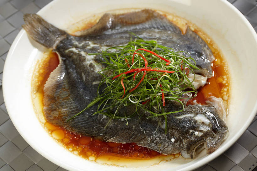 无人,横图,俯视,室内,特写,白天,烹饪,中餐,餐桌,桌子,蔬菜,餐具,新鲜,布料,碟子,盘,陶瓷,葱,青葱,肉,鱼肉,料理,食品,陶瓷制品,布纹,菜肴,美食,肉类,桌布,食物,一个,白色,盘子,餐巾,碟,台布,中式,佳肴,有机食品,绿色食品,单个,餐台,中华料理,肉食,蒸菜,餐桌布,彩图,高角度拍摄,清蒸鱼,shjb1