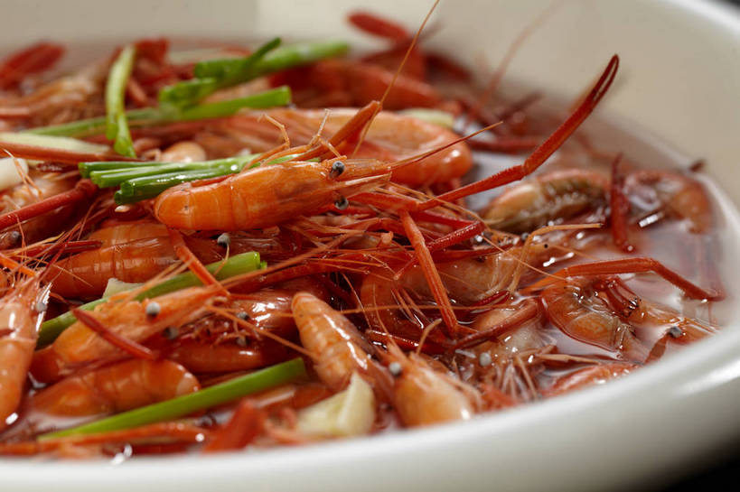 海鲜,无人,横图,俯视,室内,特写,白天,烹饪,中餐,餐桌,桌子,蔬菜,一堆,许多,堆叠,堆积,朦胧,模糊,新鲜,陶瓷,葱,青葱,调味,虾,香料,佐料,料理,食品,陶瓷制品,很多,水产,菜肴,美食,海洋生物,食物,一个,白色,容器,碗,中式,佳肴,有机食品,绿色食品,单个,餐台,中华料理,储藏,堆,配料,储存,水生动物,海产品,水生物,海底动物,作料,彩图,高角度拍摄,江苏菜,贮存,苏菜,shjb1,盐水虾